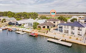 Luxury Waterfront Canal Estate With Private Jetty - Pet Friendly